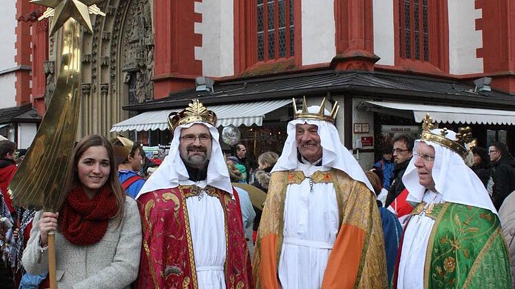 Die Reichenbacher "Drei Könige" mit Sternträgerin vor der Marienkapelle (von links: Mike und Lothar Hillenbrand, Michael Bötsch, Gotfried Behr).Foto Arnold Nöth