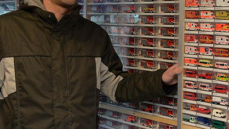 Christian Rietze ist stolz auf die vielen Miniatur-Nachbildungen seiner Firma in Altdorf. Fotos: Ronald Rinklef