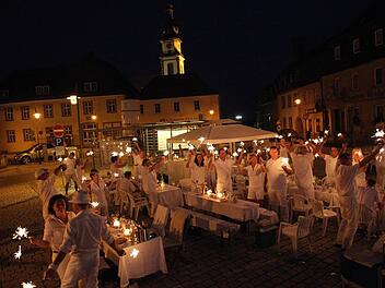 Bei Anbruch der Dunkelheit funkelten beim "Dinner en blanc" die Wunderkerzen. Fotos: Sonja Adam