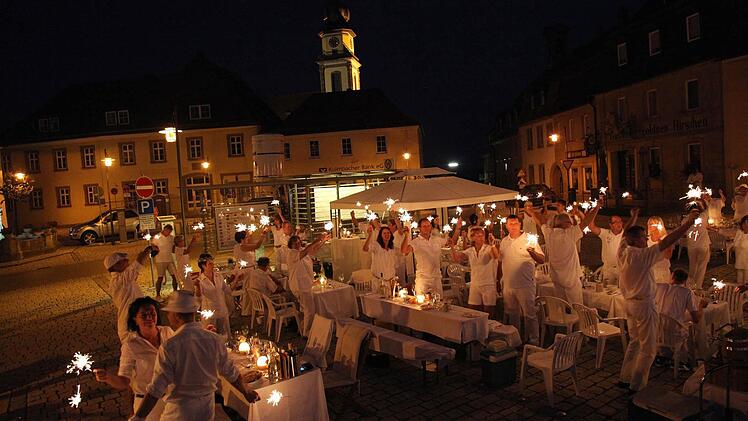 Bei Anbruch der Dunkelheit funkelten beim "Dinner en blanc" die Wunderkerzen. Fotos: Sonja Adam