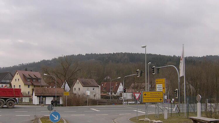 Der Blick auf den Katzberg deutet an, dass es in Weißenohe recht viele Steilhänge gibt, von denen Gefahr durch Erdrutsch oder Steinschlag ausgehen kann. Foto: Petra Malbrich