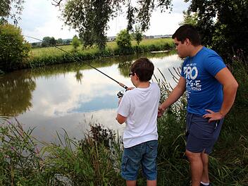 Jens (rechts) weist seinen Schützling Emanuel ein.  Foto: Johanna Blum