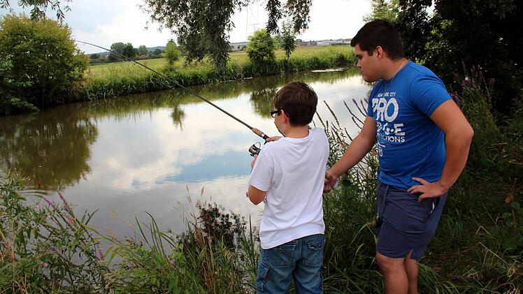 Jens (rechts) weist seinen Schützling Emanuel ein.  Foto: Johanna Blum