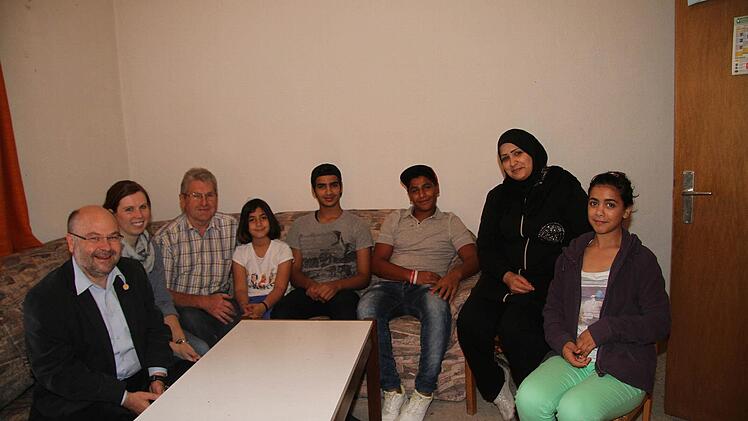 In Stadtsteinach statten Pfarrer Wolfgang Eßel, Pastoralassistentin Eva Maria Steltenkamp und Kirchenpfleger Klaus Geier der Flüchtlingsfamilie aus Syrien einen Besuch ab. Diese bewohnt derzeit das Benefiziatenhaus direkt neben der Kirche.