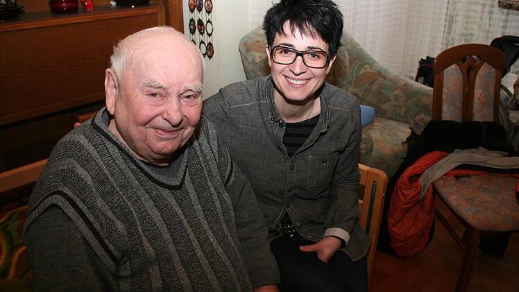 Der Betrieb ist sein Lebenswerk: Georg Weikert mit seiner Enkelin und Nachfolgerin Daniela Weikert Foto: Evi Seeger