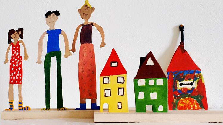 Zeichnen-S&auml;gen-Malen: "Mit der K&uuml;nstlerin Jannin Hector und dem Schreiner Thomas Krines werden in den Herbstferien Holzfiguren geschaffen." Foto: Jannina Hector