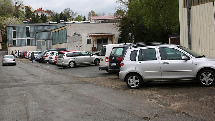 Dicht belagert: der Parktplatz für die Ostermarkt-Besucher beim Wertstoffhof. Foto: Michael Stelzner