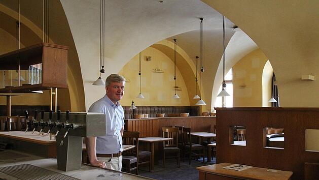 Der Gastraum des Ratskellers am Marktplatz wird im Wesentlichen so bleiben, wie er ist. Der Thekenbereich wird um eine Bar erweitert. Der Sanierungsbedarf besteht vor allem im Untergeschoss, denn dort wurde Schimmel gefunden, sagt Hochbauamtsleiter Peter Cosack. Foto: Simone Bastian