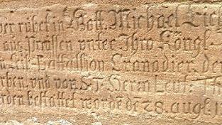 Diese Gedenktafel wird auch Thema im Brandgottesdienst sein. Foto: Oertel