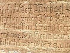 Diese Gedenktafel wird auch Thema im Brandgottesdienst sein. Foto: Oertel