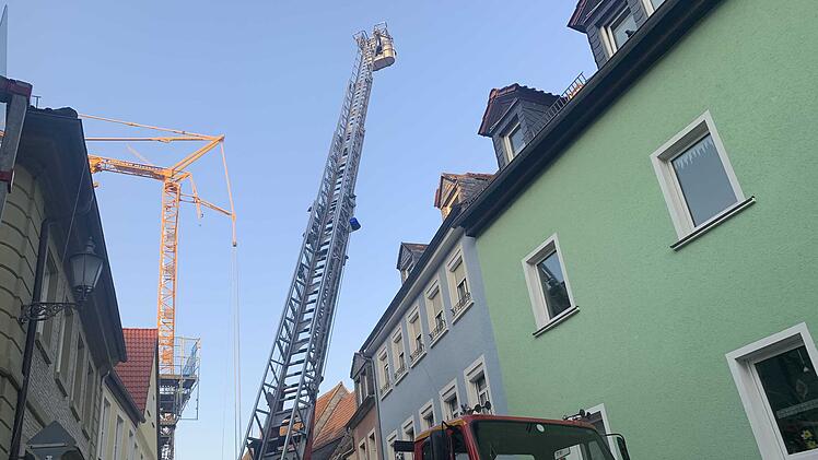 Baukran verliert mehrere Holzteile und richtet hohen Sachschaden an