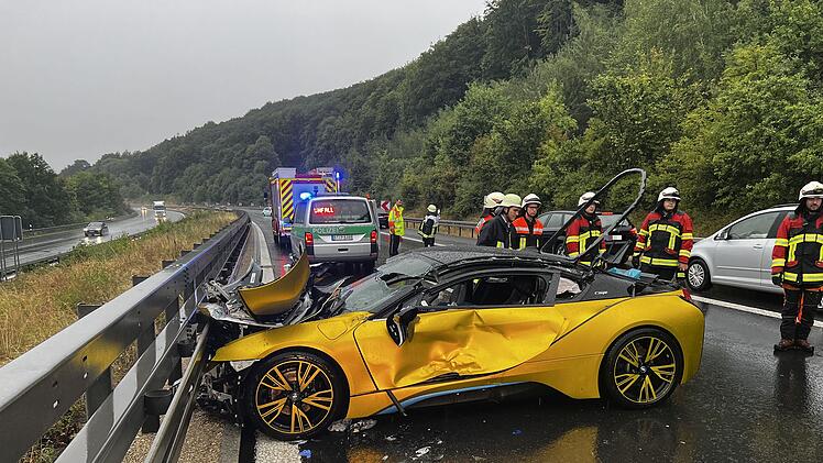 Sportwagen-Fahrer lebensgefährlich verletzt