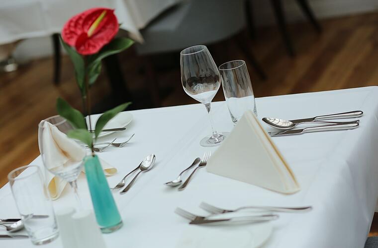 Deutsche sparen besonders an der Gastronomie