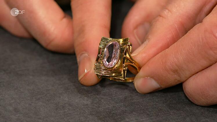 Der Goldring mit einem synthetischen Spinell aus den 1950er-Jahren wurde auf 350 bis 380 Euro geschätzt. Fabian Kahl schnappte sich das Schmuckstück für 380 Euro.