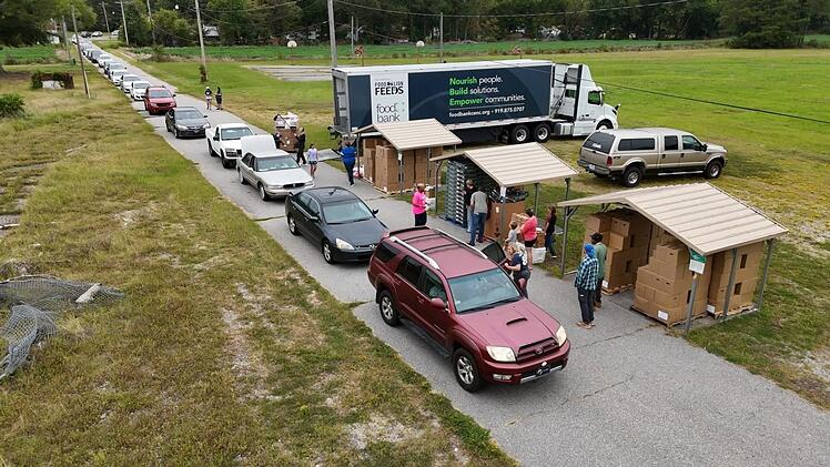 Es gibt nicht wenige Bed&uuml;rftige: Drive-thru-Lebensmittelausgabe in Ennfield, North Carolina.