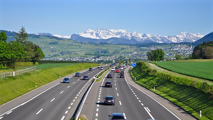 Schweizer Autobahn A3 Z&uuml;rich-Chur vor verschneiten Schweizer Alpen