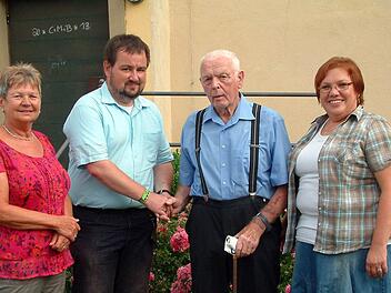 Das ist wirklich eine nette Geste: Pfarrer Michael Erhart (Zweiter von links) sowie Kirchenpflegerin Edeltraud Schnapp (rechts) und Kirchenrechnerin Irene Mück (links) bedankten sich bei Fritz Ullrich. Er hatte sich zum 80. Geburtstag Geld von seinen Gästen gewünscht und überreichte dies nun an die Kirchenverantwortlichen für die Sanierung der Sander Pfarrkirche. ab