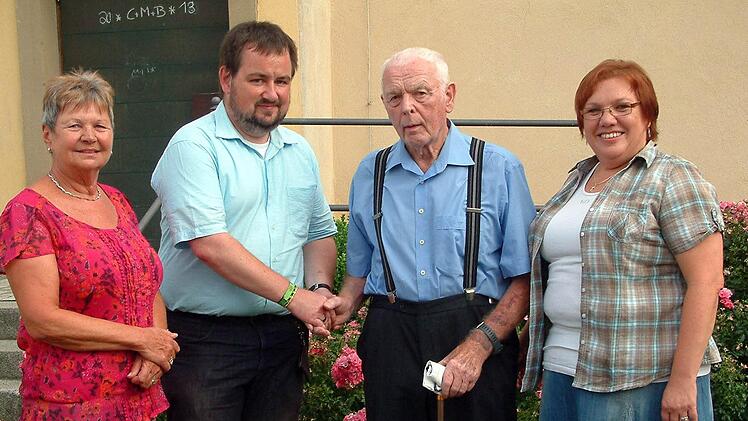 Das ist wirklich eine nette Geste: Pfarrer Michael Erhart (Zweiter von links) sowie Kirchenpflegerin Edeltraud Schnapp (rechts) und Kirchenrechnerin Irene Mück (links) bedankten sich bei Fritz Ullrich. Er hatte sich zum 80. Geburtstag Geld von seinen Gästen gewünscht und überreichte dies nun an die Kirchenverantwortlichen für die Sanierung der Sander Pfarrkirche. ab