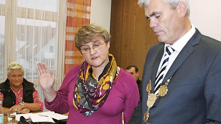Die Neue, die für die SPD in den Gemeinderat nachrückt, ist ein bekanntes Gesicht: Karin Burkheiser war bisher schon Ortssprecherin in Unterbrunn. Hier vereidigt sie Bürgermeister Bernhard Storath.