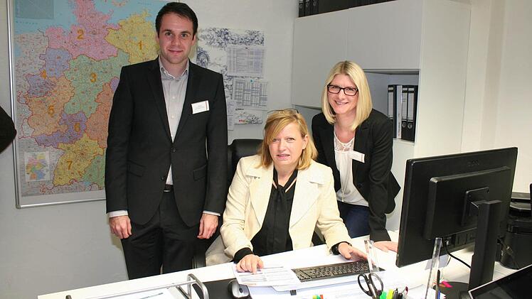 Eingespieltes Team: die Landtagsabgeordnete Gabi Schmidt (Mitte) und ihre Mitarbeiter Tobias Biró und Kerstin Dowdell.