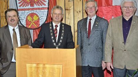 Zweiter Bürgermeister Albert Kolb und Bürgermeister Werner Diersch mit den beiden "Langstreckenläufern im Ehrenamt", Werner Gräbner und Christian Knörrer (von links). Ihnen wurde beim Trebgaster Neujahrsempfang ebenso gedankt wie den Akteuren der "Strohberta" und Chronist Peter Oehmig. Foto: Dieter Hübner