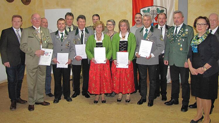 1. Gauschützenmeister Michael Groß überreichte an die zu Ehrenden die Verdienstnadel des BSSB und die Gaunadel in Anerkennung (von links): Maßbachs Bürgermeister Matthias Klement , Gerhard Antlitz, Hubert Phillipp, Hubert Heim, Paul Goldbach, Martin Hoos, Alexander Wehner, Franziska Gerlach, Bezirksdamenleiterin Michaela Hobner, Bianca Gerlach, Wolfgang Hahn, Jürgen Pfrang , Wolfgang Fuß, Werner Schultheis, Bezirksrätin Karin Renner und stellvertretender Gauschützenmeister Günter Schwager.Fot...