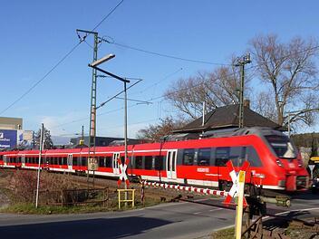 Wird auf jeden Fall geschlossen und durch eine Unterführung für Fußgänger und Radfahrer ersetzt: der Bahnübergang in der Garnstadter Straße. Foto: Berthold Köhler