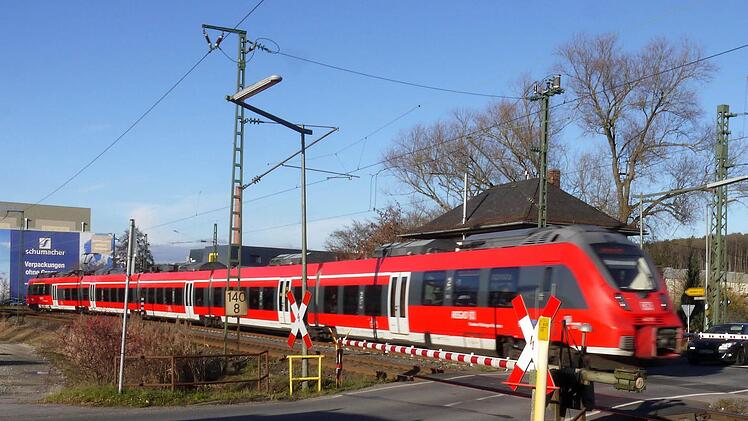 Wird auf jeden Fall geschlossen und durch eine Unterführung für Fußgänger und Radfahrer ersetzt: der Bahnübergang in der Garnstadter Straße. Foto: Berthold Köhler