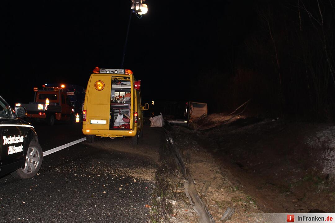 Gemüse-Sattelzug kippt auf A9 um