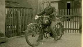 Mit 17 machte Gretel Hawel den Motorradführerschein. Foto: privat