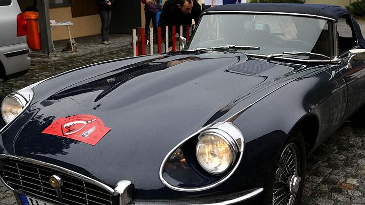 Ein 43 Jahre alte Jaguar E-Type Caprio mit Ullrich Nickel am Steuer.  zz/ Foto: Wolfgang Schwarz