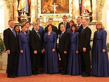 Der Kammerchor Cantanti Amabili lädt mit Chorleiterin Stephanie Simon (vorne, Dritte von links) zum Konzert "GlanzLICHTer" in die Spitalkirche Kronach ein. Der Erlös aus freiwilligen Spenden (der Eintritt ist frei) geht zu Gunsten der Benefizaktion "1000 Herzen für Kronach". Foto: privat