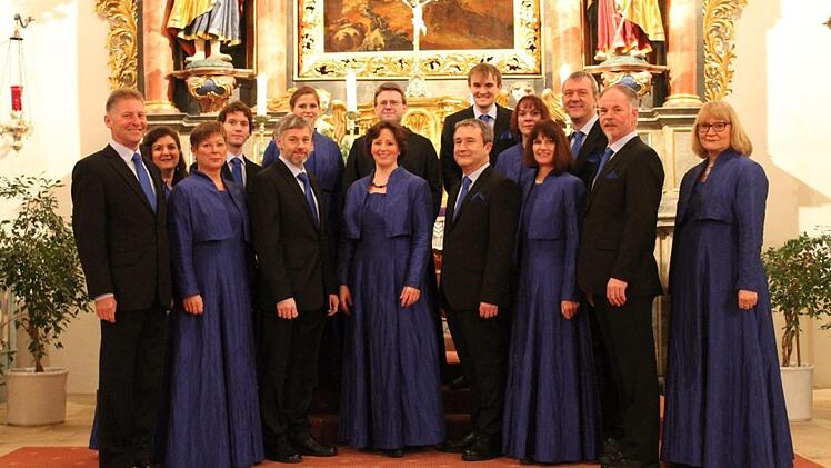 Der Kammerchor Cantanti Amabili lädt mit Chorleiterin Stephanie Simon (vorne, Dritte von links) zum Konzert "GlanzLICHTer" in die Spitalkirche Kronach ein. Der Erlös aus freiwilligen Spenden (der Eintritt ist frei) geht zu Gunsten der Benefizaktion "1000 Herzen für Kronach". Foto: privat
