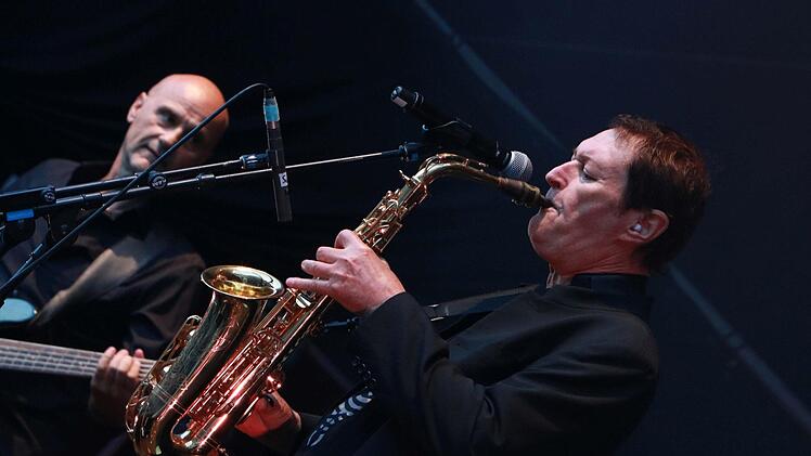 Wie Hans-Jürgen Buchner und seine Band Haindling ihr Konzert beim Tambacher Sommer zum ebenso gelungenen wie nachdenklich stimmenden Abend werden lassen.