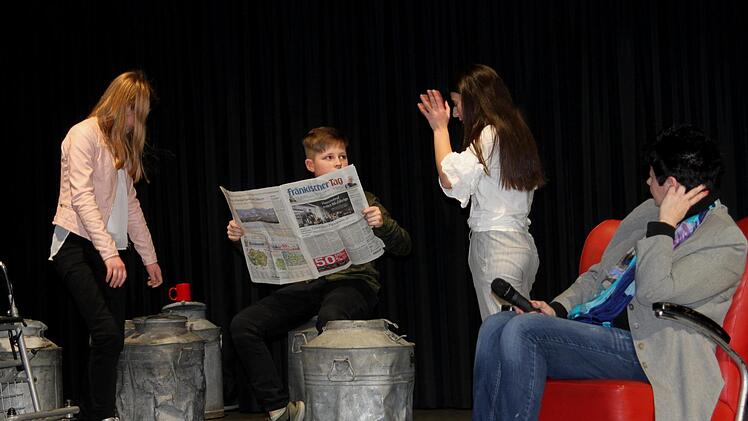 Theaterszene aus dem Altersheim mit Christine Göbhardt auf dem "roten Stuhl". Fotos: Günther Geiling