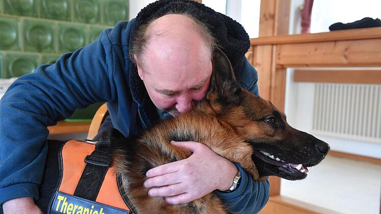 Therapiehund Aramis bei den Senioren im Kulmbacher WohnstiftFoto: Ronald Rinklef