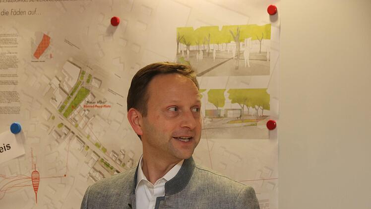 Bürgermeister Bosch bei der Präsentation. Foto: Jürgen Gärtner