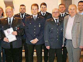 Ehrungen und Ernennungen standen beim Gefahrenschutzzug in der Mitgliederversammlung an: von links, Kommandant Oliver Schardt, Thomas Rostalski, 2. B&uuml;rgermeisterin Sabine Rie&szlig;ner, Manfred Bergmann, 2. Vorsitzender Mike Kober, Dominik Biesenecker, Christoph Ebertz, Vorsitzender Georg Storath, stellvertretender Kommandant Michael Fischer, Feuerwehrreferent Roland Lowig, B&uuml;rgermeister Andreas H&uuml;gerich und Kreisbrandmeister Alexander Klose  Foto: Gerd Klemenz