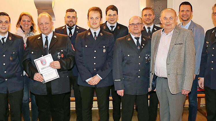 Ehrungen und Ernennungen standen beim Gefahrenschutzzug in der Mitgliederversammlung an: von links, Kommandant Oliver Schardt, Thomas Rostalski, 2. Bürgermeisterin Sabine Rießner, Manfred Bergmann, 2. Vorsitzender Mike Kober, Dominik Biesenecker, Christoph Ebertz, Vorsitzender Georg Storath, stellvertretender Kommandant Michael Fischer, Feuerwehrreferent Roland Lowig, Bürgermeister Andreas Hügerich und Kreisbrandmeister Alexander Klose  Foto: Gerd Klemenz