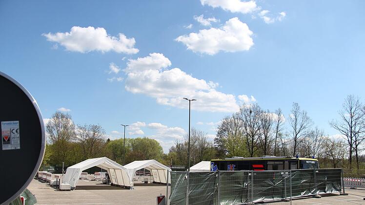 Ruhig war es am Freitagnachmittag im Corona-Testzentrum auf dem Parkplatz des Westbads in Alterlangen. Seit 30. März werden hier im Drive-In-Verfahren Abstriche von Verdachtsfällen   im Auto gemacht, allerdings nur auf Absprache mit dem Gesundheitsamt. Foto: Christian Bauriedel