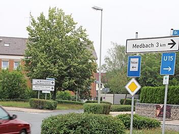 Das Aischpark-Center wird über den Kieferndorfer Weg (Hintergrund) ausgewiesen, nicht über die Große Bauerngasse (rechts).  Foto: Niklas Schmitt