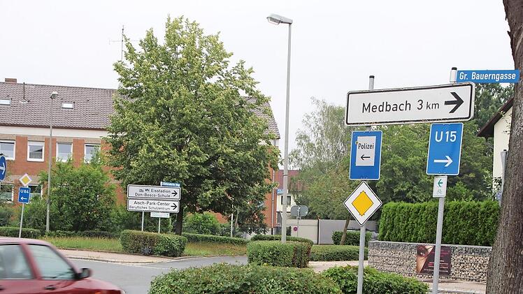 Das Aischpark-Center wird über den Kieferndorfer Weg (Hintergrund) ausgewiesen, nicht über die Große Bauerngasse (rechts).  Foto: Niklas Schmitt