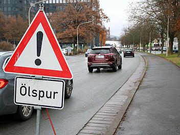 An mehreren Punkten der Innenstadt - wie hier in der Lichtenfelser Straße - musste die Feuerwehr das weit verteilte Hydraulik-Öl binden. Dadurch kam es zu  größeren Verkehrsbehinderungen.