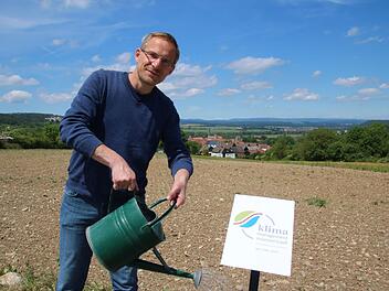 Symbolischer Akt: Klimaschutzmanager Stefan Richter gießt sein Logo, damit seine Projekte  wachsen und gedeihen mögen. Foto: Thomas Malz