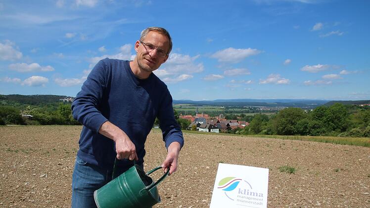 Symbolischer Akt: Klimaschutzmanager Stefan Richter gießt sein Logo, damit seine Projekte  wachsen und gedeihen mögen. Foto: Thomas Malz