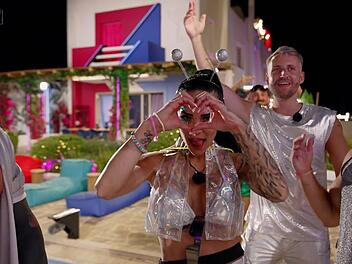 Elena tanzt gleich mit drei Favoriten