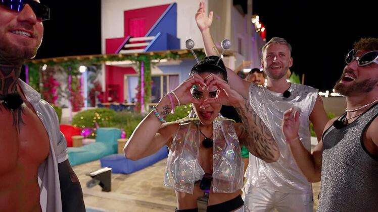 Elena tanzt gleich mit drei Favoriten