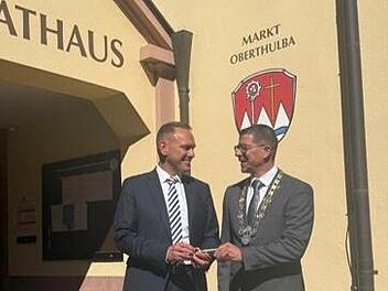 B&uuml;rgermeister Mario G&ouml;tz &uuml;bergibt Amtskette und Schl&uuml;ssel an seinen Nachfolger Matthias H&uuml;ttl (rechts).