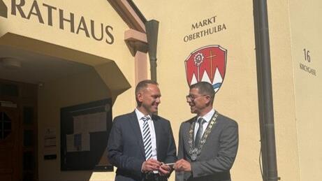 B&uuml;rgermeister Mario G&ouml;tz &uuml;bergibt Amtskette und Schl&uuml;ssel an seinen Nachfolger Matthias H&uuml;ttl (rechts).