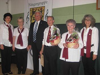 Für ihre Dienste wurden Hans Hofmann und Anneliese Ströhlein (mit Geschenkkörben) zu Ehrenmitgliedern ernannt. Mit auf dem Bild (von links): 2.Vorsitzende Claudia Neubauer, Vorsitzende Maria Lindenberger, Bernhard Zipfel und Schriftführerin Gisela Schnappauf. Foto: Paul Hader